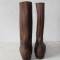 WH Paire de bottes troupe cloutées cuir marron 