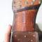 WH Paire de bottes troupe cloutées cuir marron 