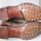 WH Paire de bottes troupe cloutées cuir marron 