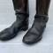 WH Paire de bottes troupe cloutées cuir noir 