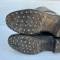 WH Paire de bottes troupe cloutées cuir noir 