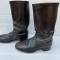 WH Paire de bottes troupe cloutées cuir noir 