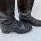 WH Paire de bottes troupe cloutées cuir noir 