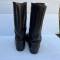 WH Paire de bottes troupe cloutées cuir noir 