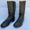 WH Paire de bottes troupe cloutées cuir noir 