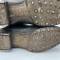 WH Paire de bottes troupe cloutées cuir noir 