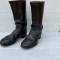 WH Paire de bottes troupe cloutées cuir noir 