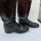 WH Paire de bottes troupe cloutées cuir noir 