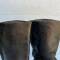 WH Paire de bottes troupe cloutées cuir noir 