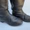 WH Paire de bottes troupe cloutées cuir noir 