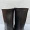 WH Paire de bottes troupe cloutées cuir noir 
