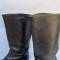 WH Paire de bottes troupe cloutées cuir noir 