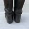 WH Paire de bottes troupe cloutées cuir noir 
