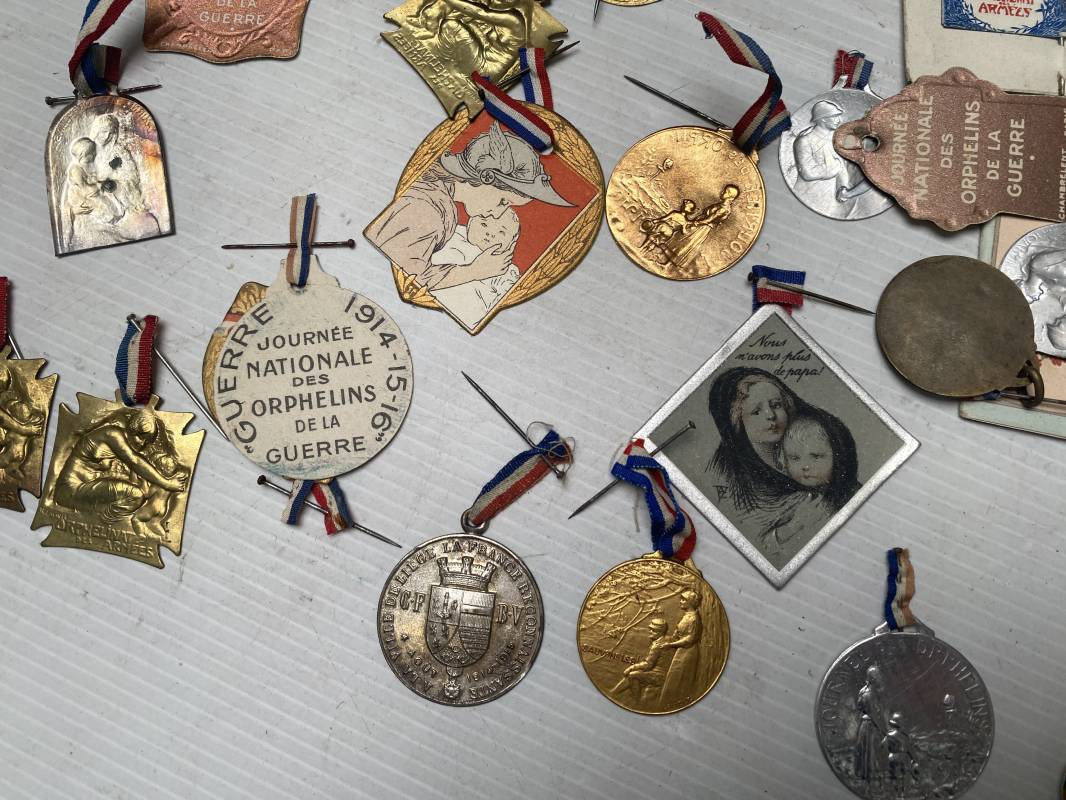 Médailles militaires - Vitrine de récompenses et d'écussons - Vitrine de  souvenirs