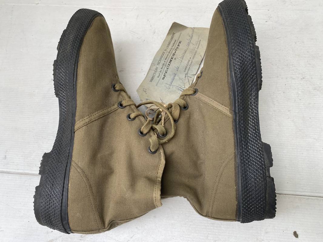 Paire de Pataugas et tiquette carton Sp cimen Type 1955