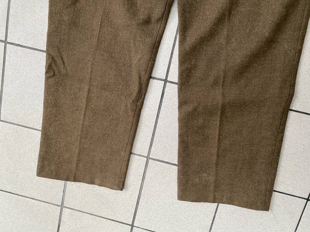 WEHRMACHT, Pantalon droit modèle 1943, en drap feldgrau, intérieur